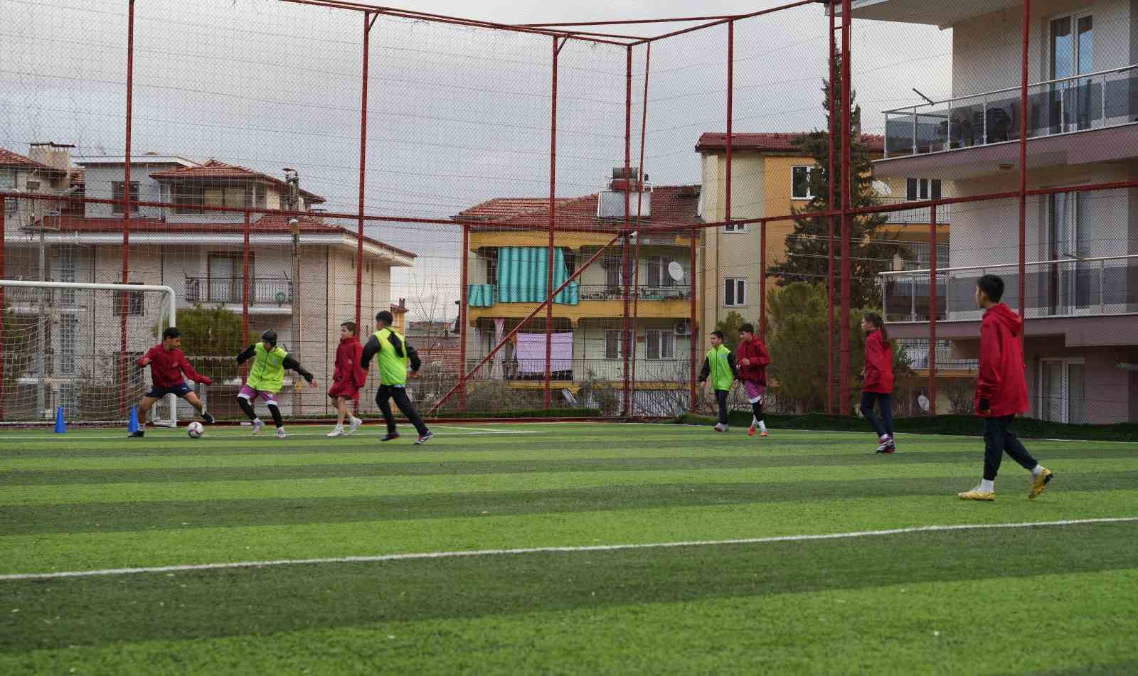 Sokaklardan sahalara uzanan başarı hikayesi: Memurluğu bırakıp hayalindeki kulübü kurdu 6 sokaklardan sahalara uzanan basari hikayesi memurlugu birakip hayalindeki kulubu kurdu 2 ZtUVpciW