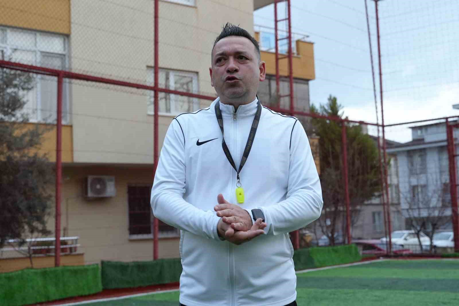 Sokaklardan sahalara uzanan başarı hikayesi: Memurluğu bırakıp hayalindeki kulübü kurdu 7 sokaklardan sahalara uzanan basari hikayesi memurlugu birakip hayalindeki kulubu kurdu 3 2rpwAcdE