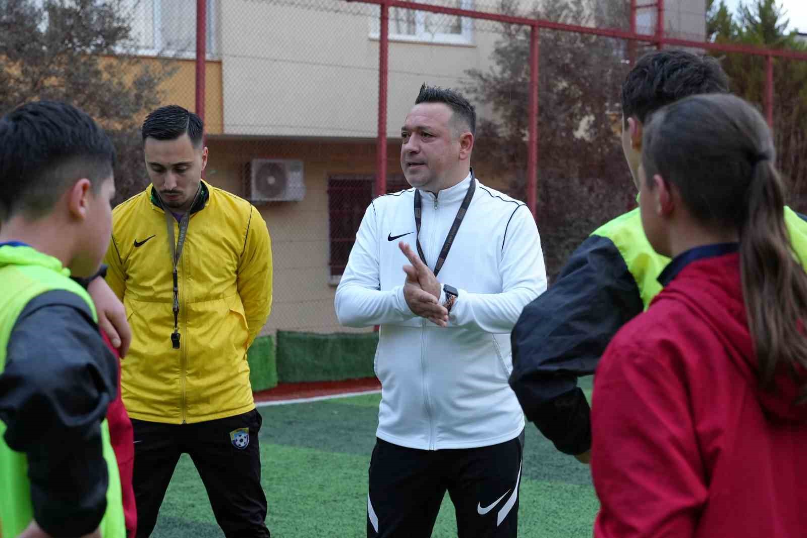 Sokaklardan sahalara uzanan başarı hikayesi: Memurluğu bırakıp hayalindeki kulübü kurdu 9 sokaklardan sahalara uzanan basari hikayesi memurlugu birakip hayalindeki kulubu kurdu 5 ZGXVXf8k