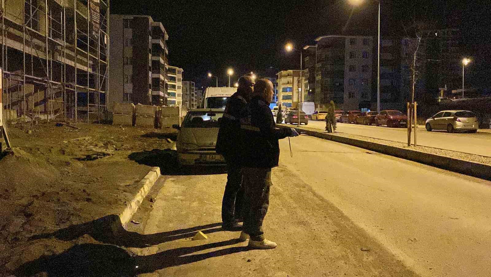 sokakta rastgele tabancayla ates eden maganda evin camina zarar verdi 2 YW3n5dVj