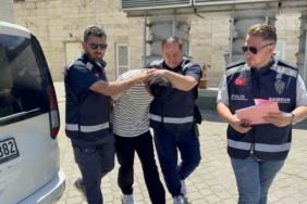 Fatih’te kuyumcuyu "Dubai’de ticaret yapacağız" vaadiyle dolandıran 3 şahıs kamerada 1 thumbnail