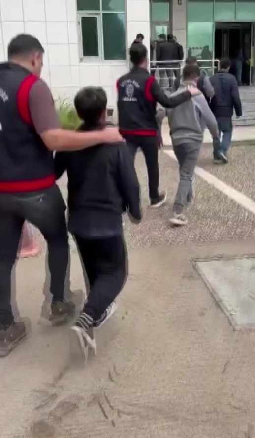 Sokakta yaşayan adamı yumruklayan çocuğa ev hapsi cezası 5 sokakta yasayan adami yumruklayan cocuga ev hapsi cezasi 1 byqIBTM4