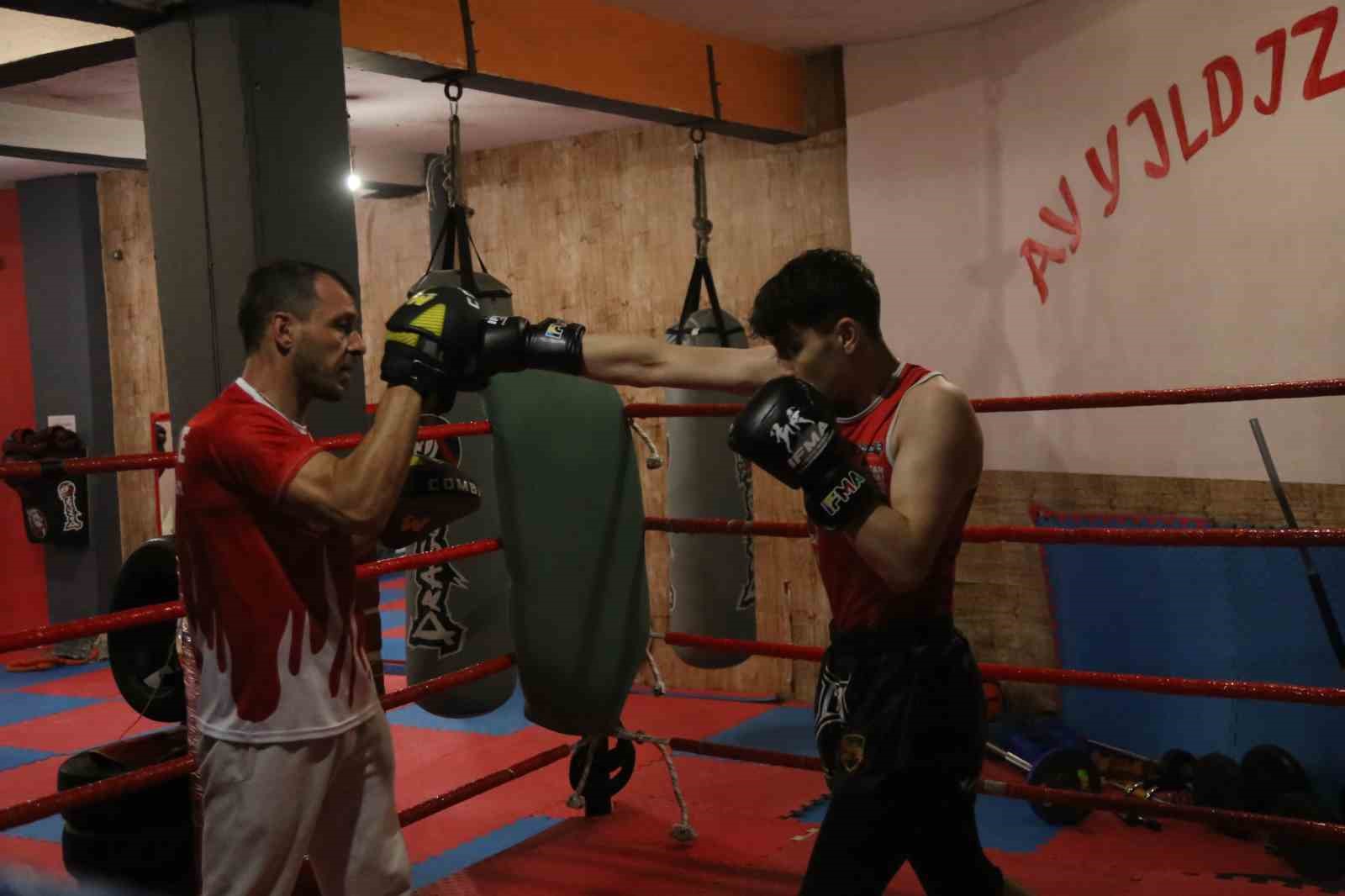 Sokaktan geçerken gördüğü spor salonu hayatını değiştirdi: Şimdi dünya şampiyonluğu peşinde 4 sokaktan gecerken gordugu spor salonu hayatini degistirdi simdi dunya sampiyonlugu pesinde 0 d1iSGCzv