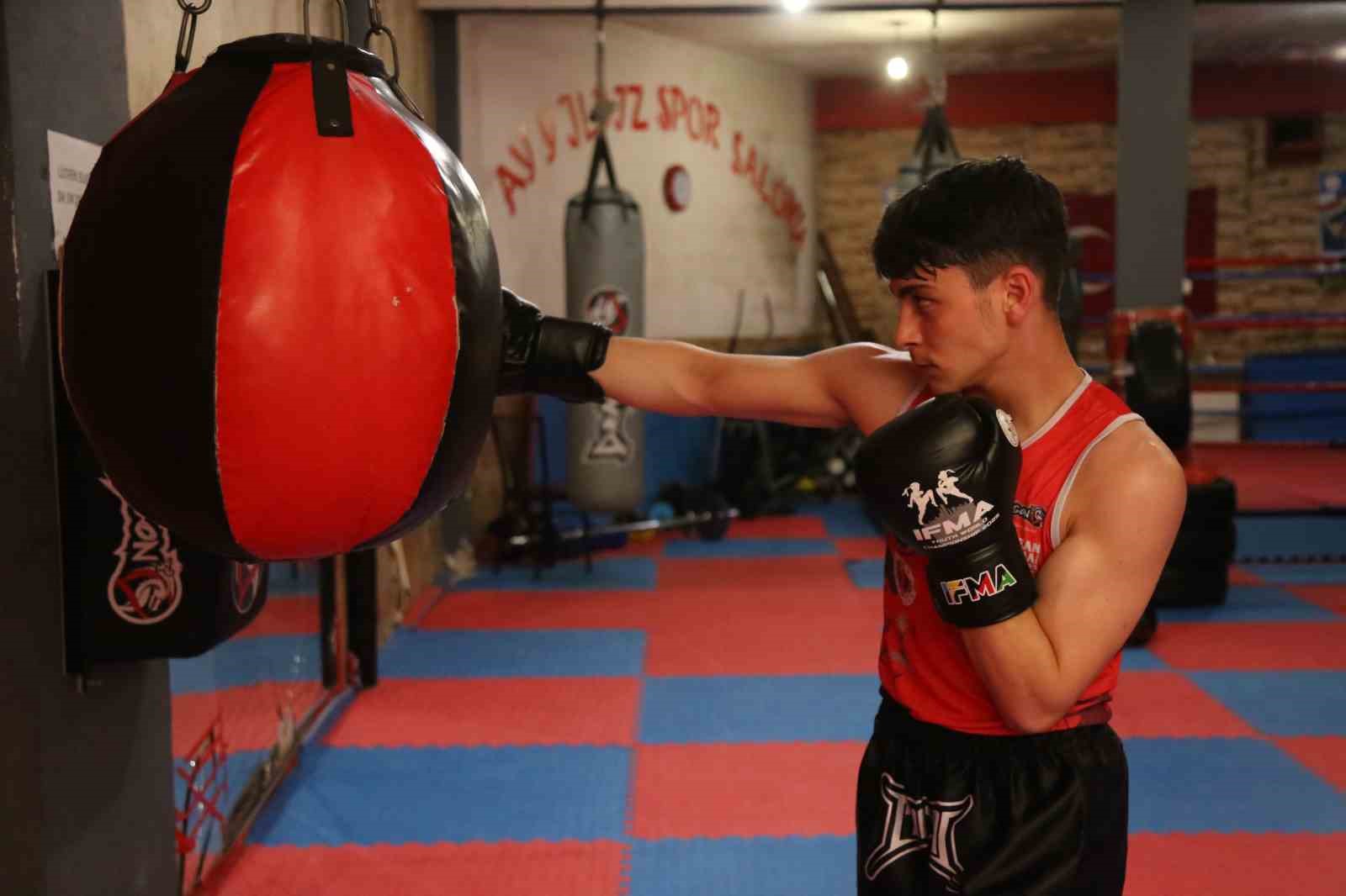 Sokaktan geçerken gördüğü spor salonu hayatını değiştirdi: Şimdi dünya şampiyonluğu peşinde 10 sokaktan gecerken gordugu spor salonu hayatini degistirdi simdi dunya sampiyonlugu pesinde 6 AyLNsuIu