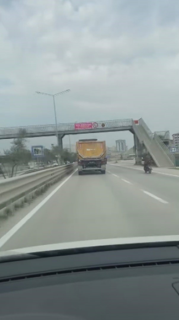 sol seritte 100 kilometre hizla ilerleyen hafriyat kamyonu hayrete dusurdu 2 wSzkwTMQ