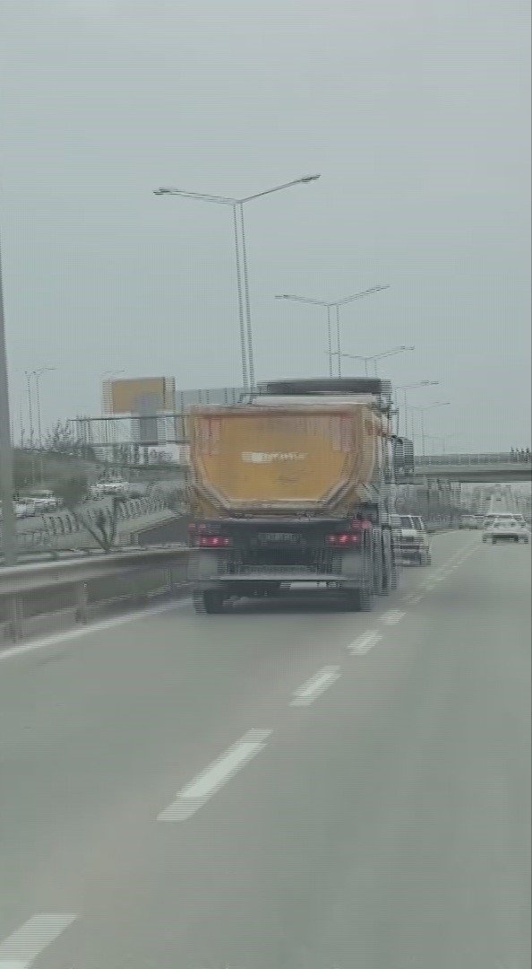 sol seritte 100 kilometre hizla ilerleyen hafriyat kamyonu hayrete dusurdu 4 CcwiV7av