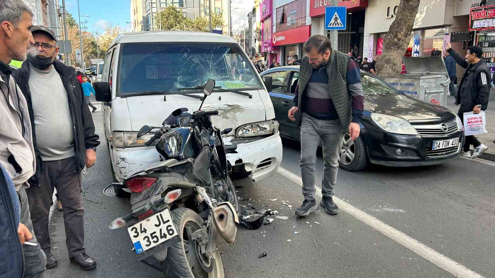 sol seritte seyreden motosikletli kamyonetle kafa kafaya carpisti 2 yarali 0 Evh4aKkZ