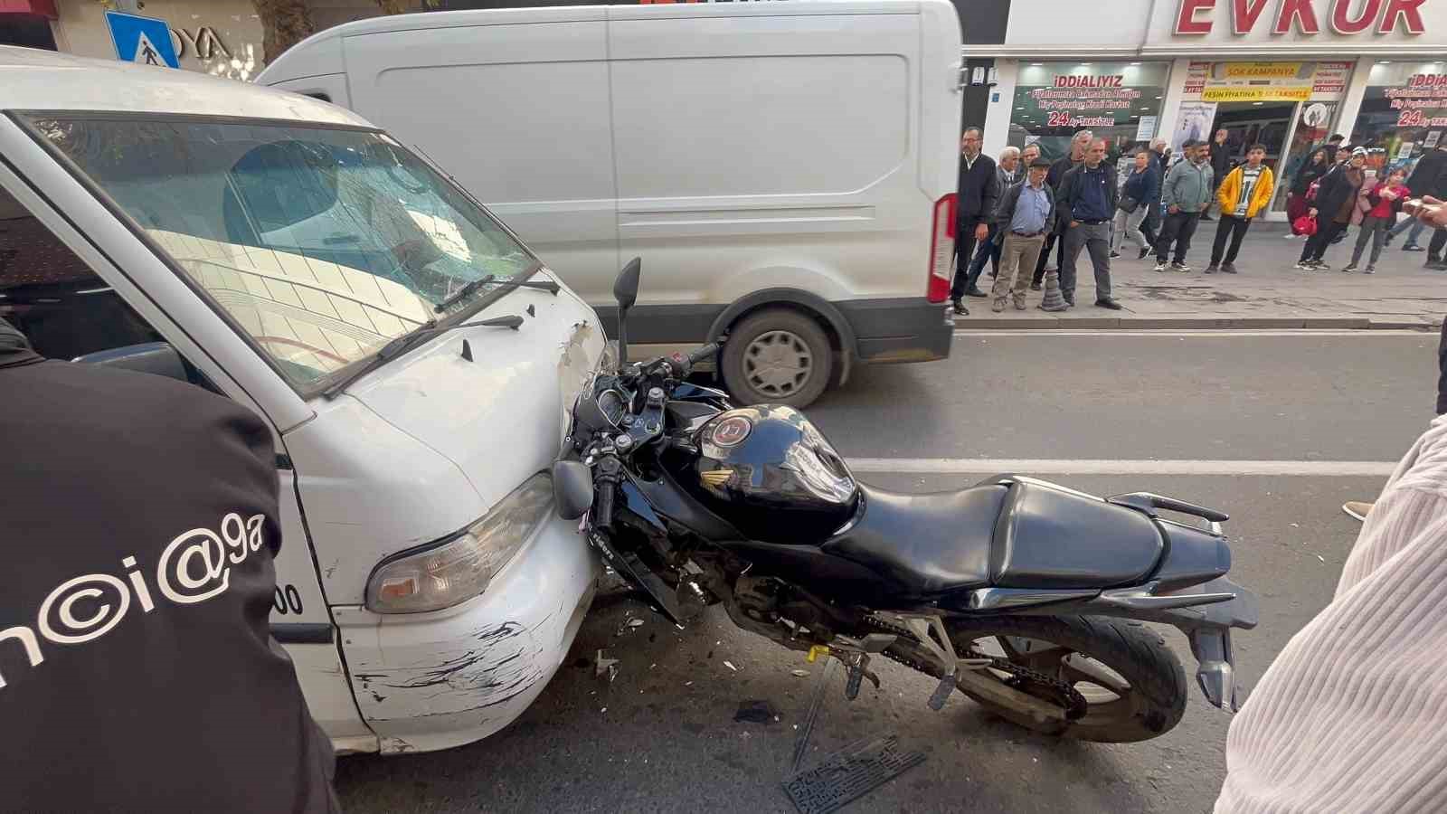 sol seritte seyreden motosikletli kamyonetle kafa kafaya carpisti 2 yarali 1