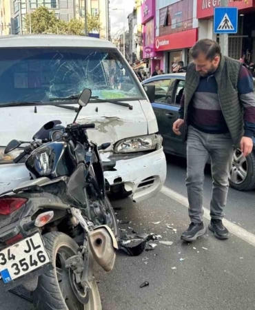 sol-seritte-seyreden-motosikletli-kamyonetle-kafa-kafaya-carpisti-2-yarali-uGh86znV.jpg