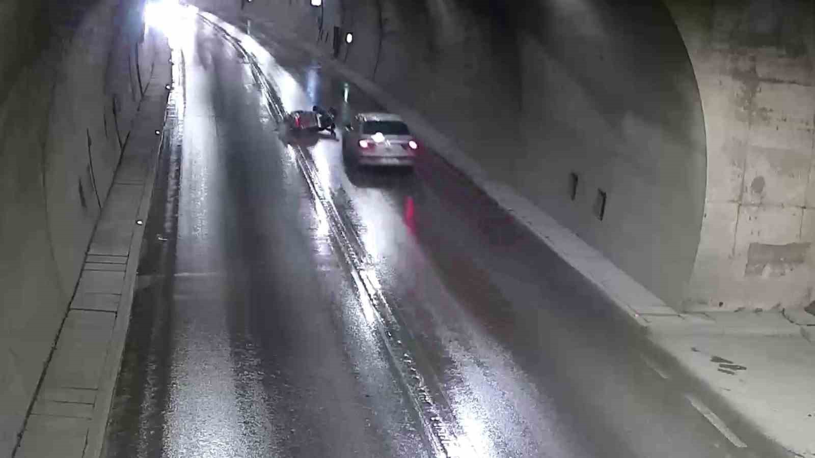 sollamaya calistigi otomobilin onune dustu ezilmekten son anda kurtuldu 0