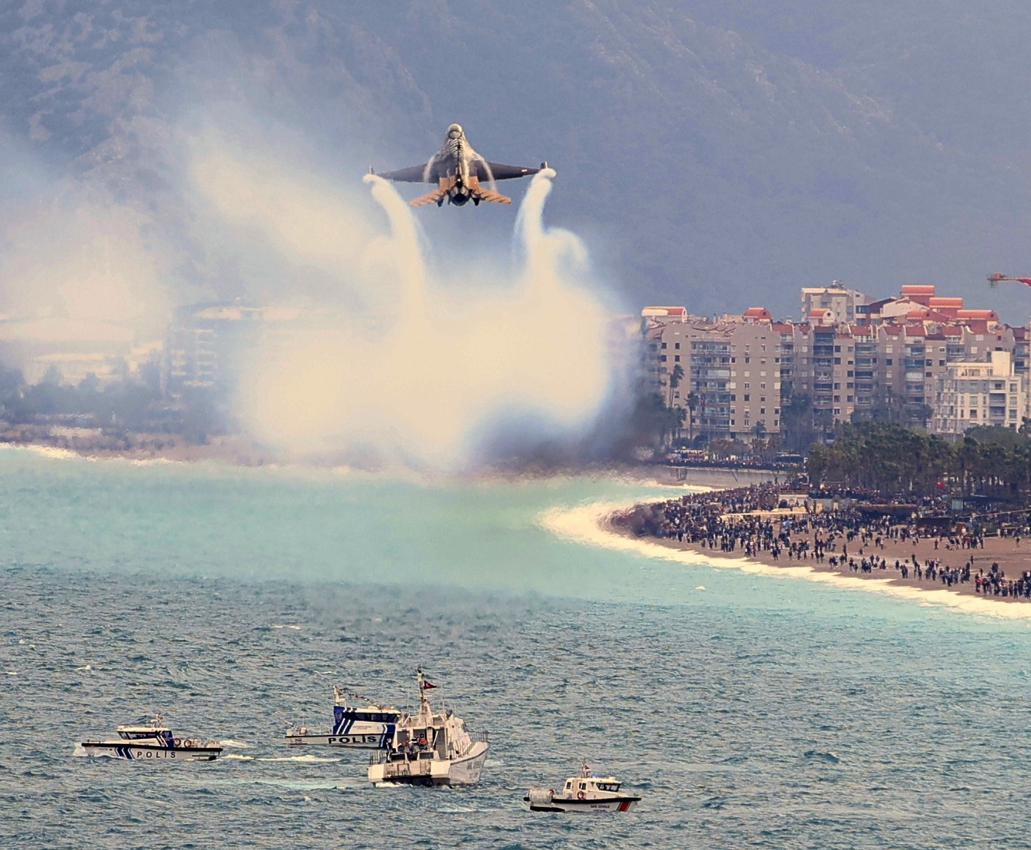 soloturk antalyada nefes kesti 23 nisan kutlamalarinda gokyuzu bayraklarla bulustu 0