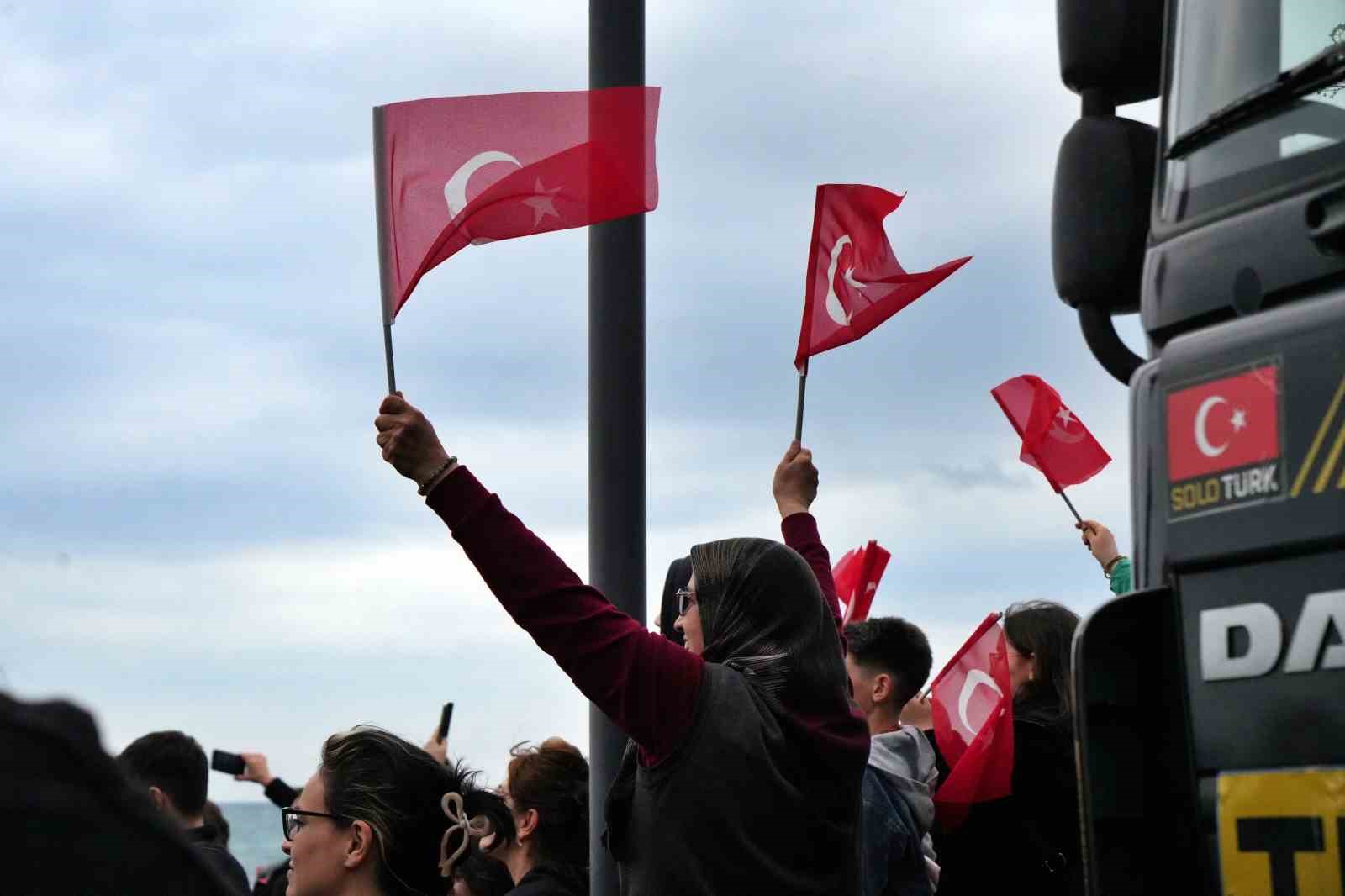 soloturk antalyada nefes kesti 23 nisan kutlamalarinda gokyuzu bayraklarla bulustu 10 7rvTsz8S