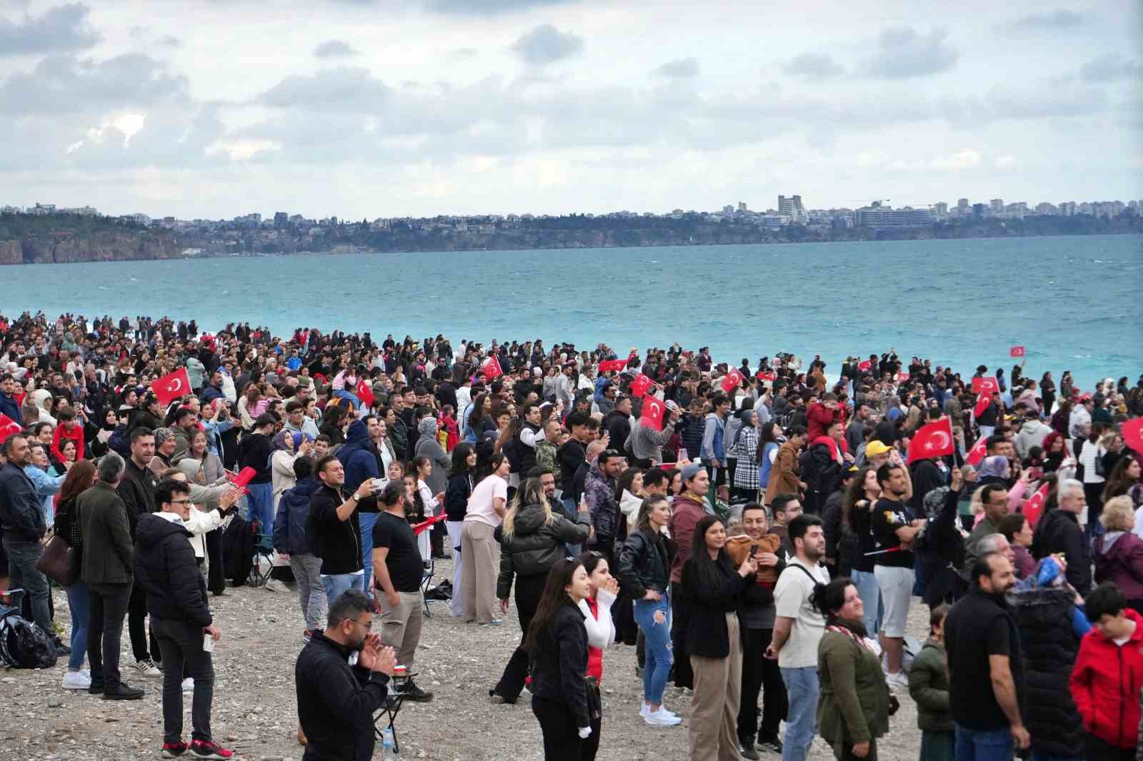 soloturk antalyada nefes kesti 23 nisan kutlamalarinda gokyuzu bayraklarla bulustu 11