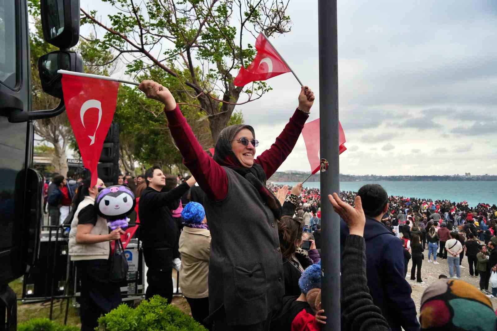 soloturk antalyada nefes kesti 23 nisan kutlamalarinda gokyuzu bayraklarla bulustu 14 4kAqzUdm