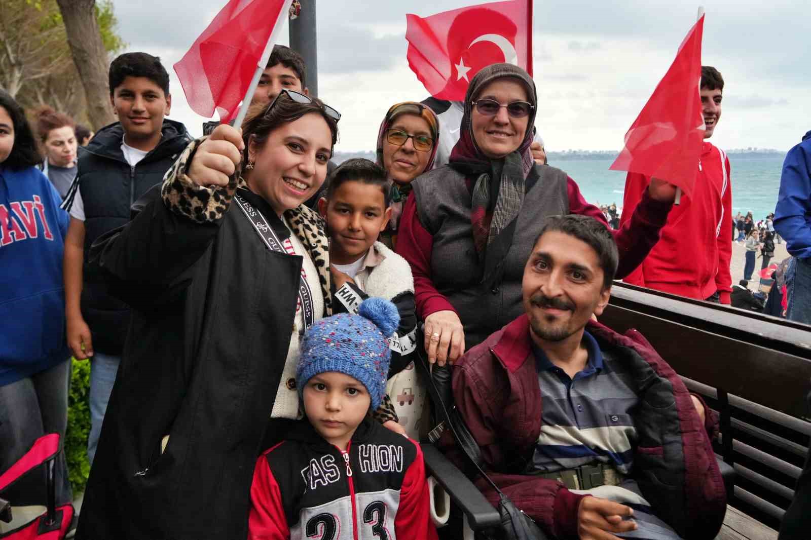 soloturk antalyada nefes kesti 23 nisan kutlamalarinda gokyuzu bayraklarla bulustu 15 6gTWwFRV