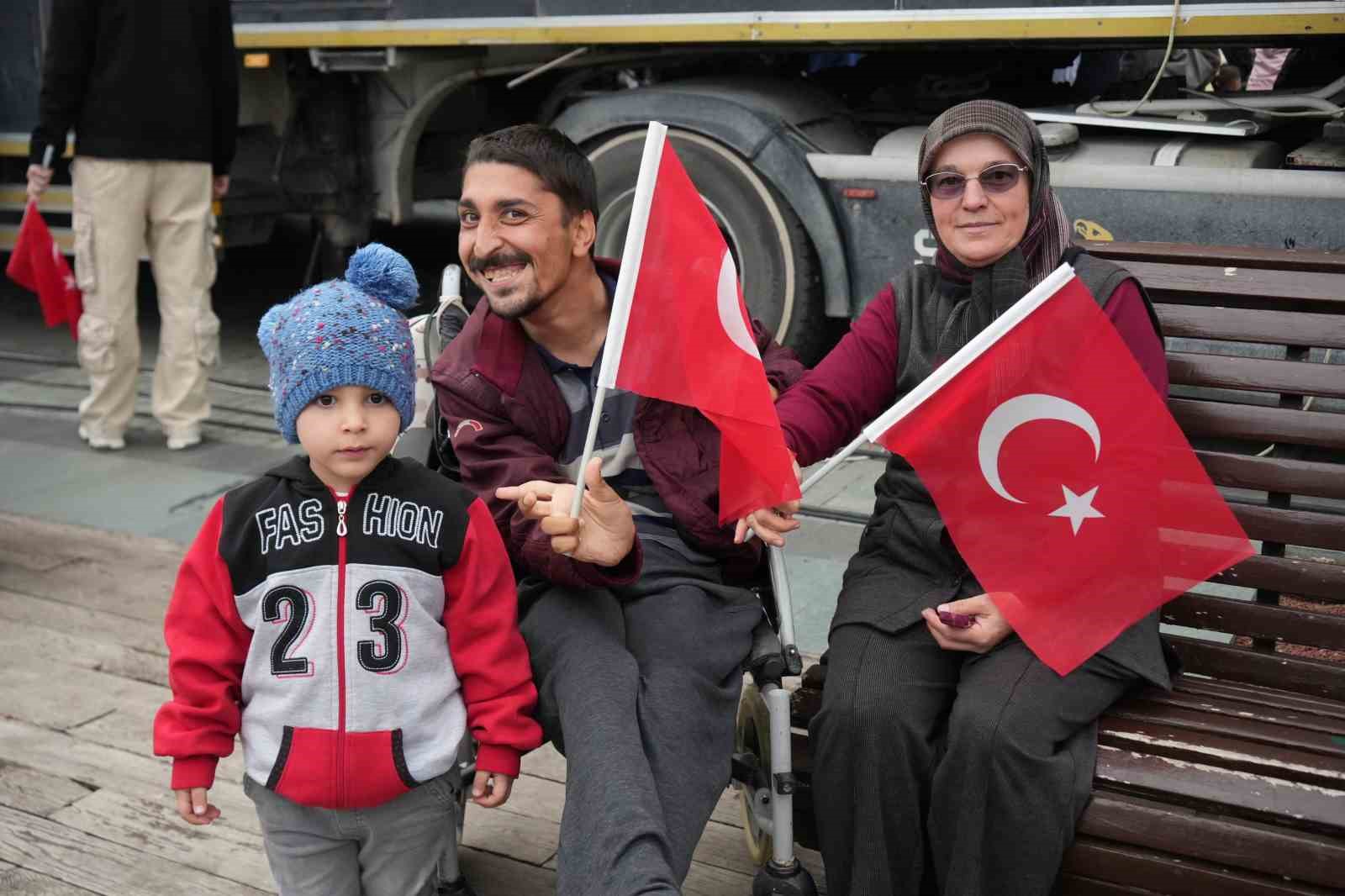 soloturk antalyada nefes kesti 23 nisan kutlamalarinda gokyuzu bayraklarla bulustu 16 srEfuWaP