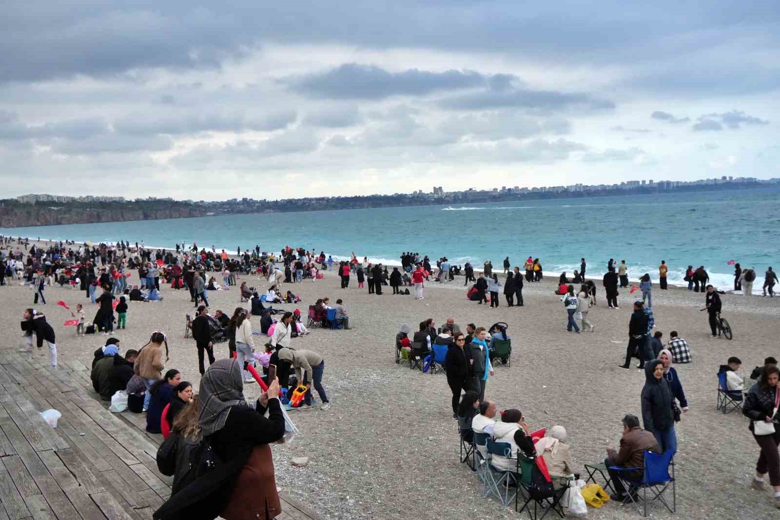 soloturk antalyada nefes kesti 23 nisan kutlamalarinda gokyuzu bayraklarla bulustu 17 jW2jgtBg