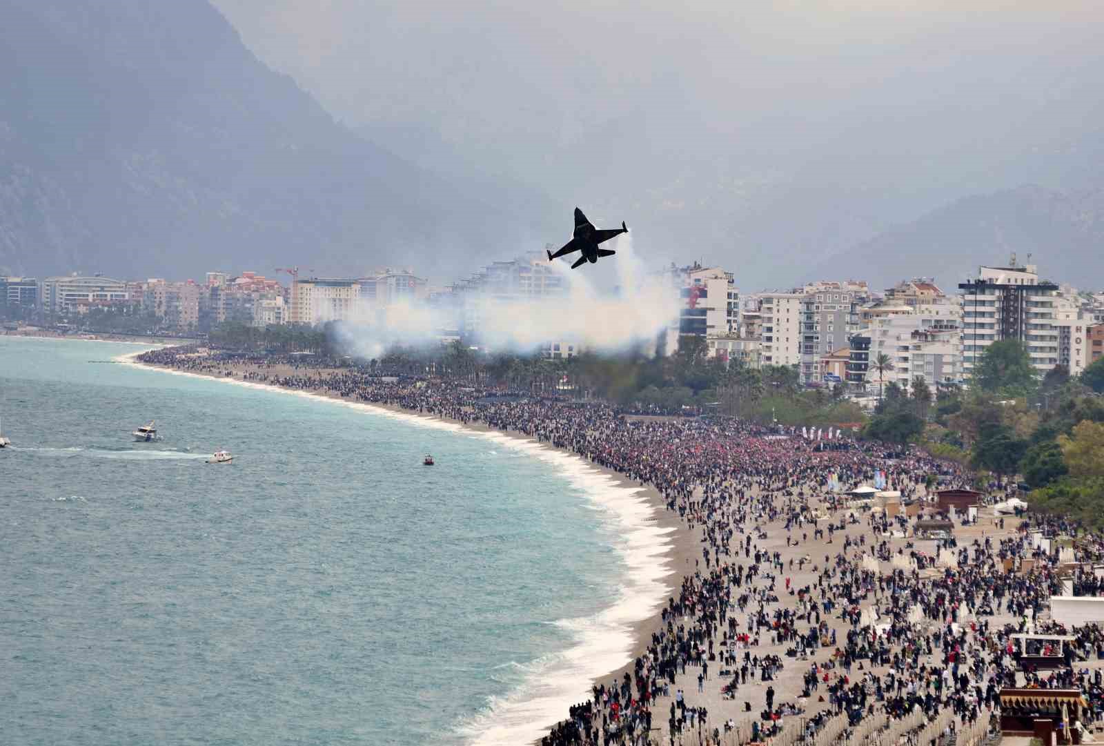 soloturk antalyada nefes kesti 23 nisan kutlamalarinda gokyuzu bayraklarla bulustu 6 EkNSRQID