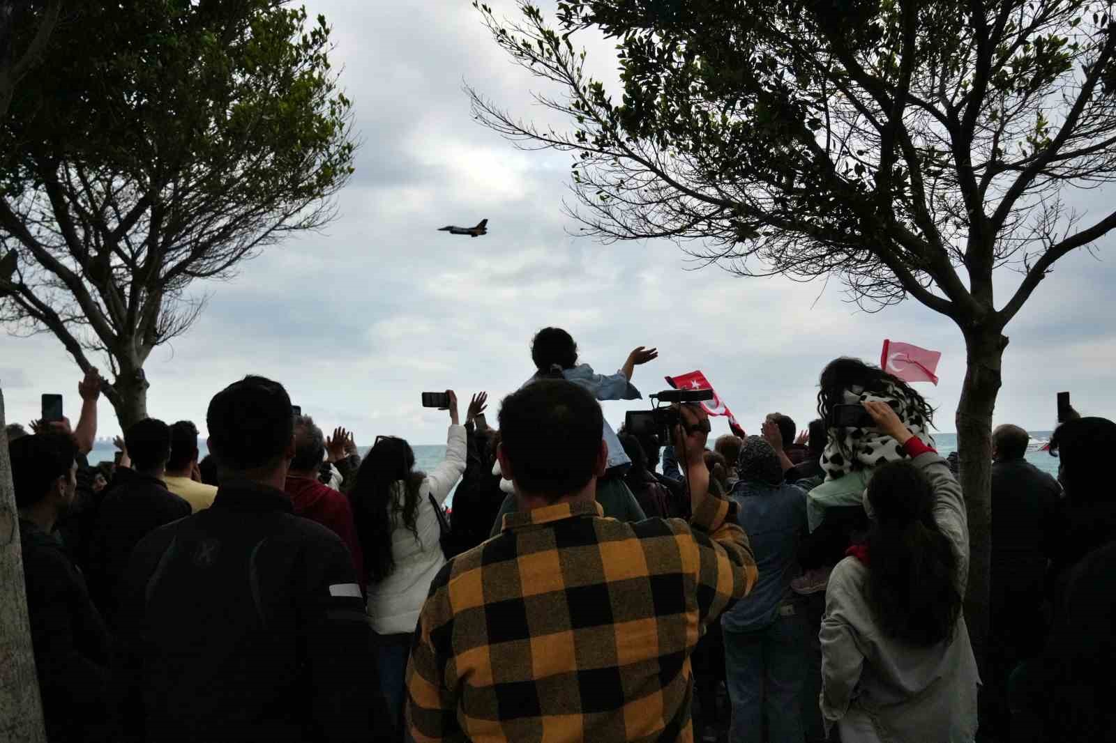 soloturk antalyada nefes kesti 23 nisan kutlamalarinda gokyuzu bayraklarla bulustu 9 GSfjAk5d