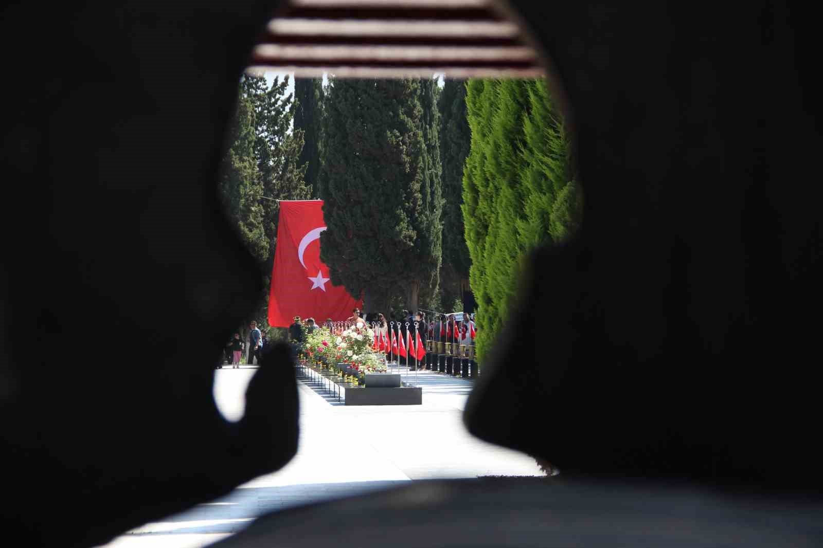 soma maden sehitleri mezarlari basinda anildi 0 sp4iXTqB