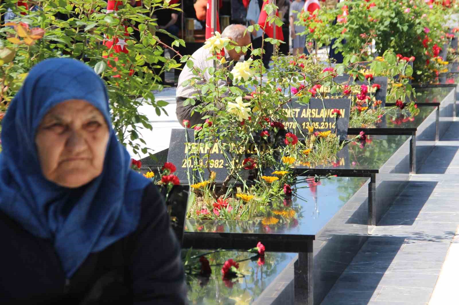 soma maden sehitleri mezarlari basinda anildi 1 7p8S83Qc