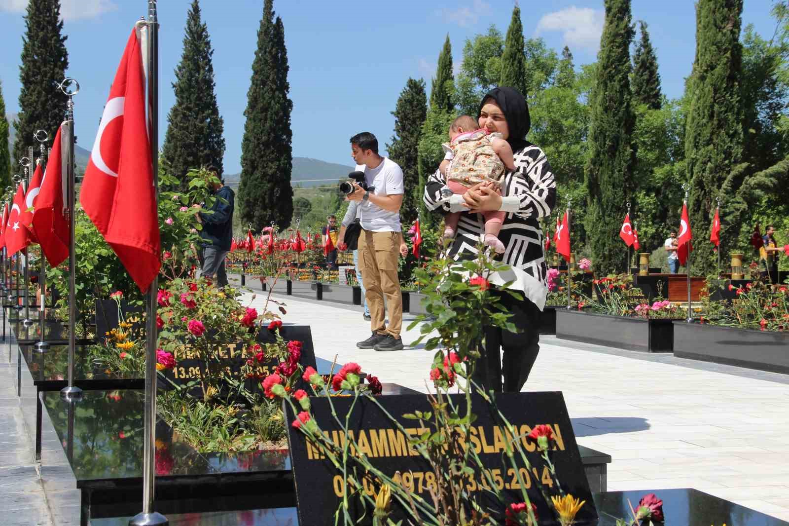 soma maden sehitleri mezarlari basinda anildi 10 2eUatYBA