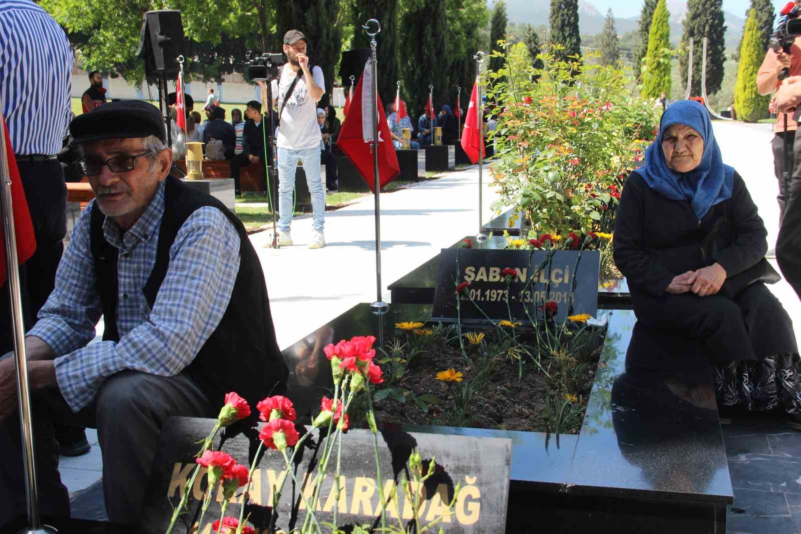 soma maden sehitleri mezarlari basinda anildi 11