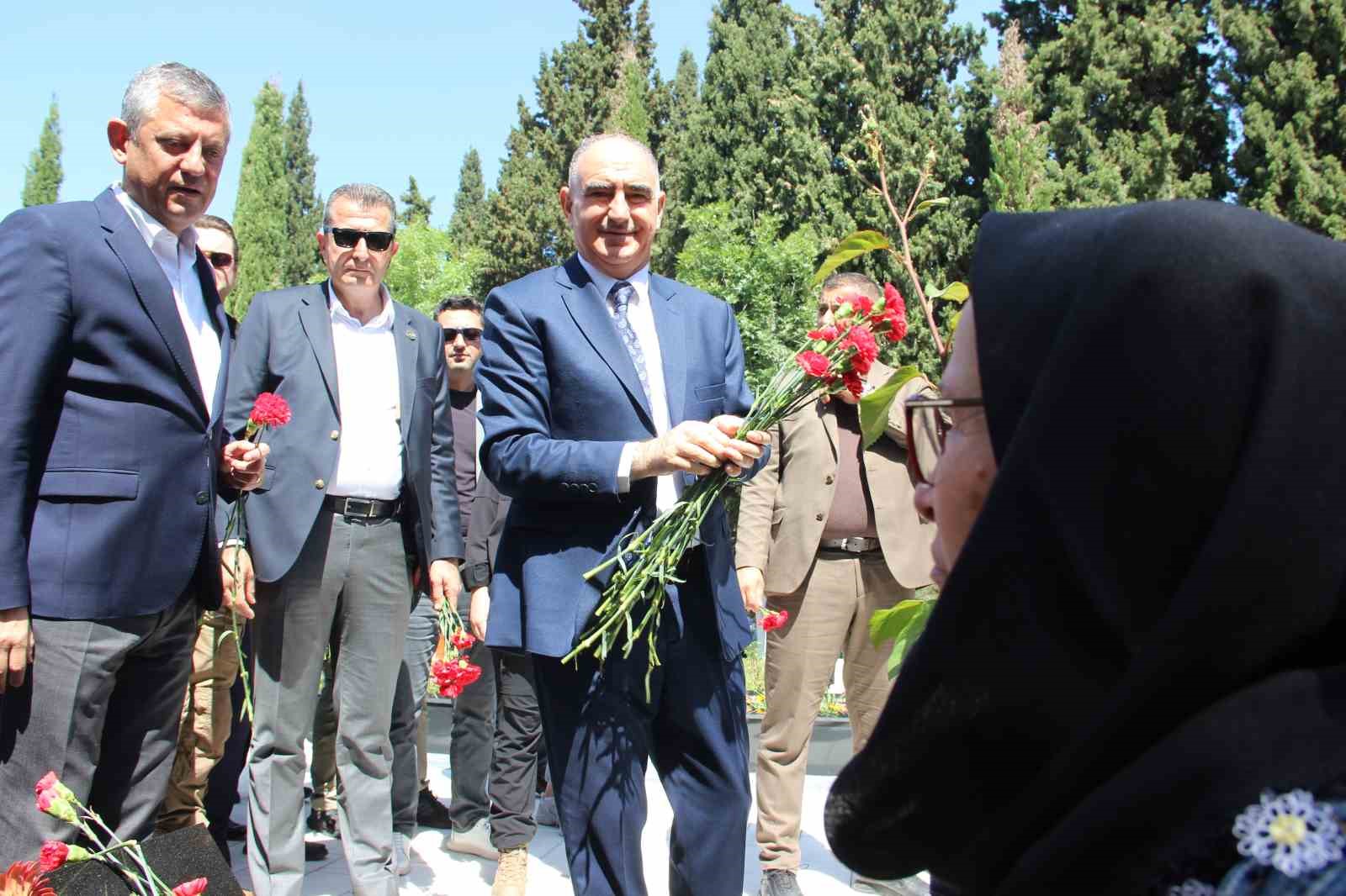 soma maden sehitleri mezarlari basinda anildi 9