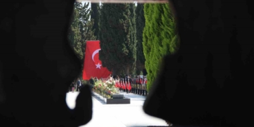 soma-maden-sehitleri-mezarlari-basinda-anildi-Nwn6DeNj.jpg