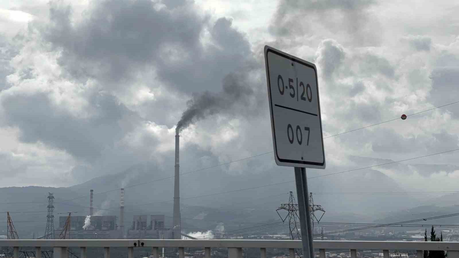 somada termik santralden yukselen siyah duman kentin solugunu kesiyor 1 XtM4YWXF