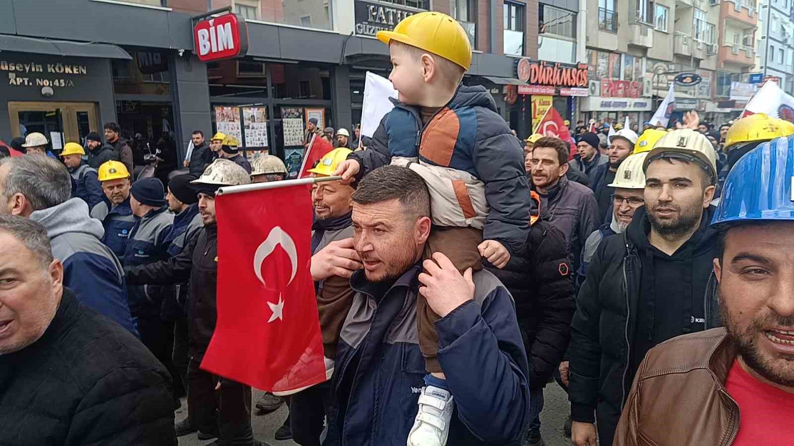 somada yuzlerce maden iscisi sehir merkezine yurudu 2