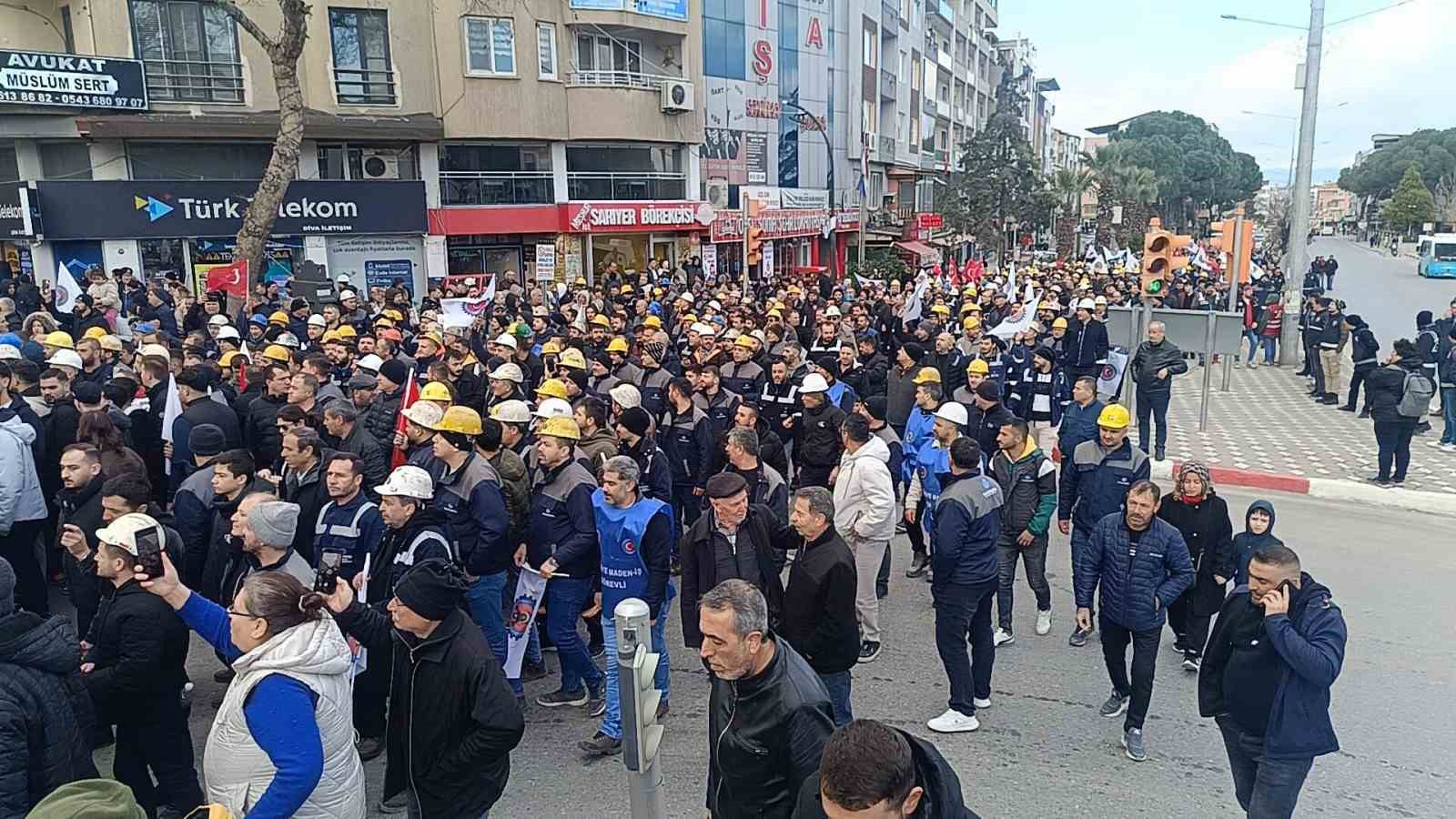 somada yuzlerce maden iscisi sehir merkezine yurudu 3