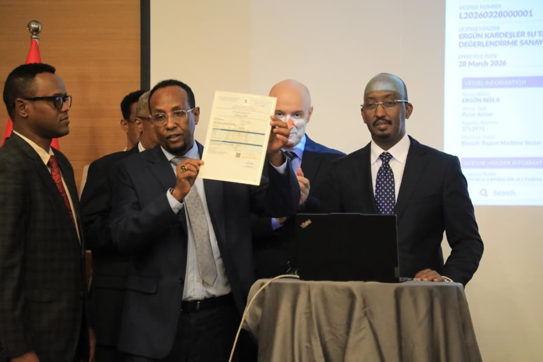 somalide ergun reis a gemisine uluslararasi balikcilik lisansi verildi 0 J1rDDM8a