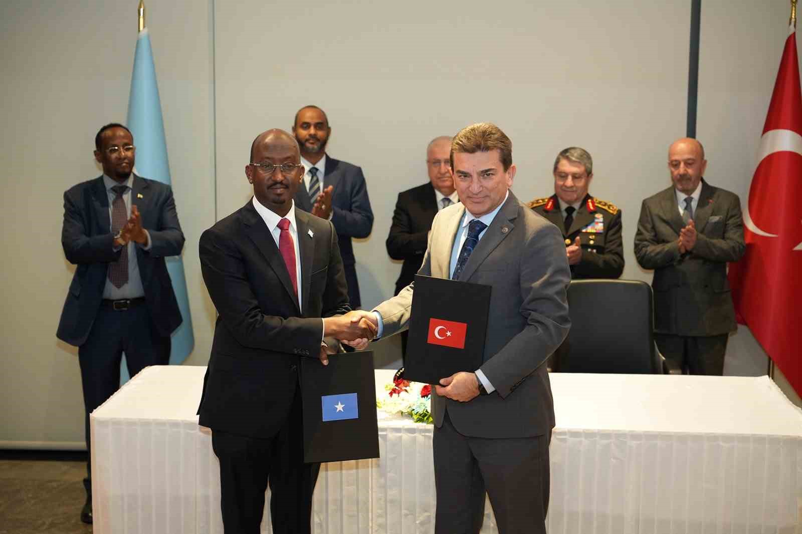 somalide ergun reis a gemisine uluslararasi balikcilik lisansi verildi 2 l4KwvjRV