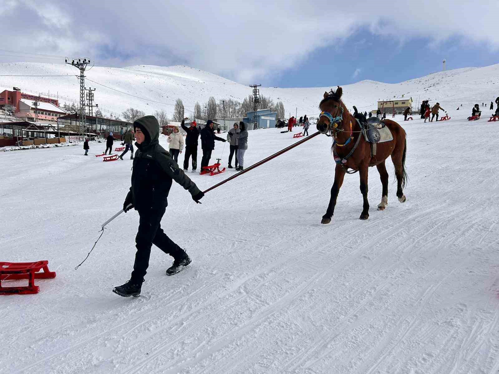 somestir tatilinde ailelerin adresi elmadag kayak merkezi oldu 3 Jk6mERJp