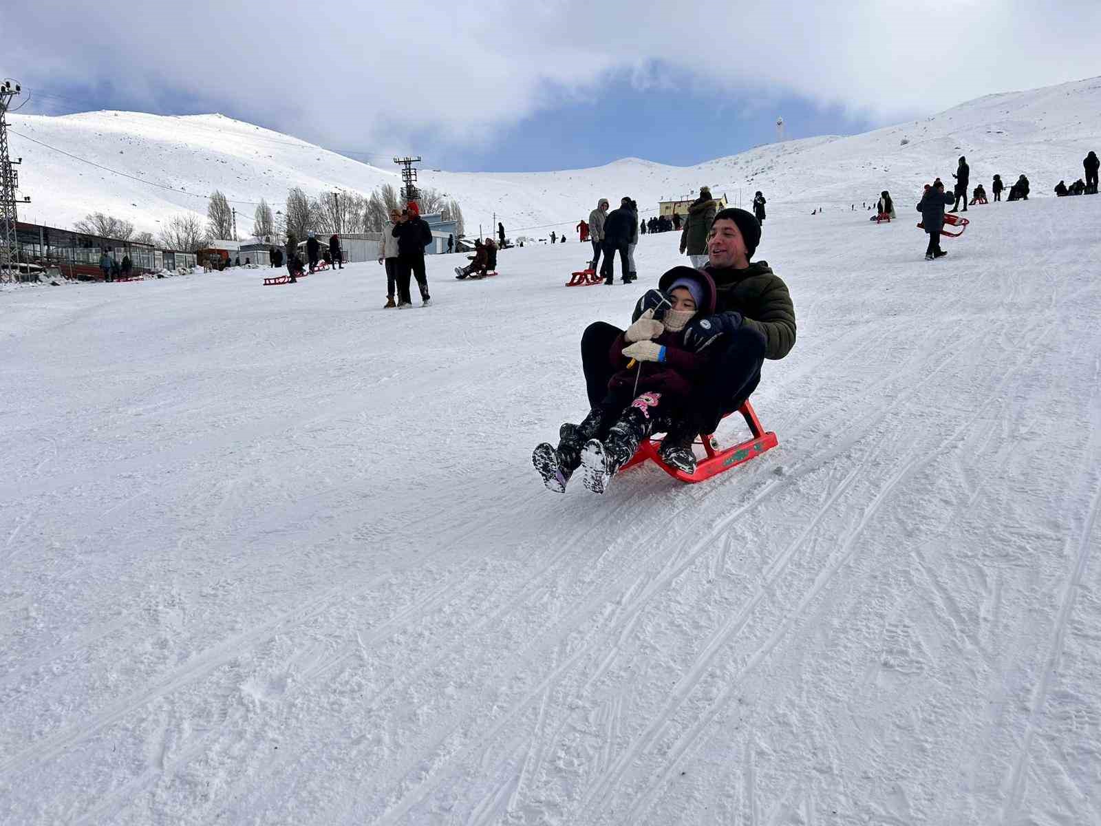 somestir tatilinde ailelerin adresi elmadag kayak merkezi oldu 4 ytazd7U5