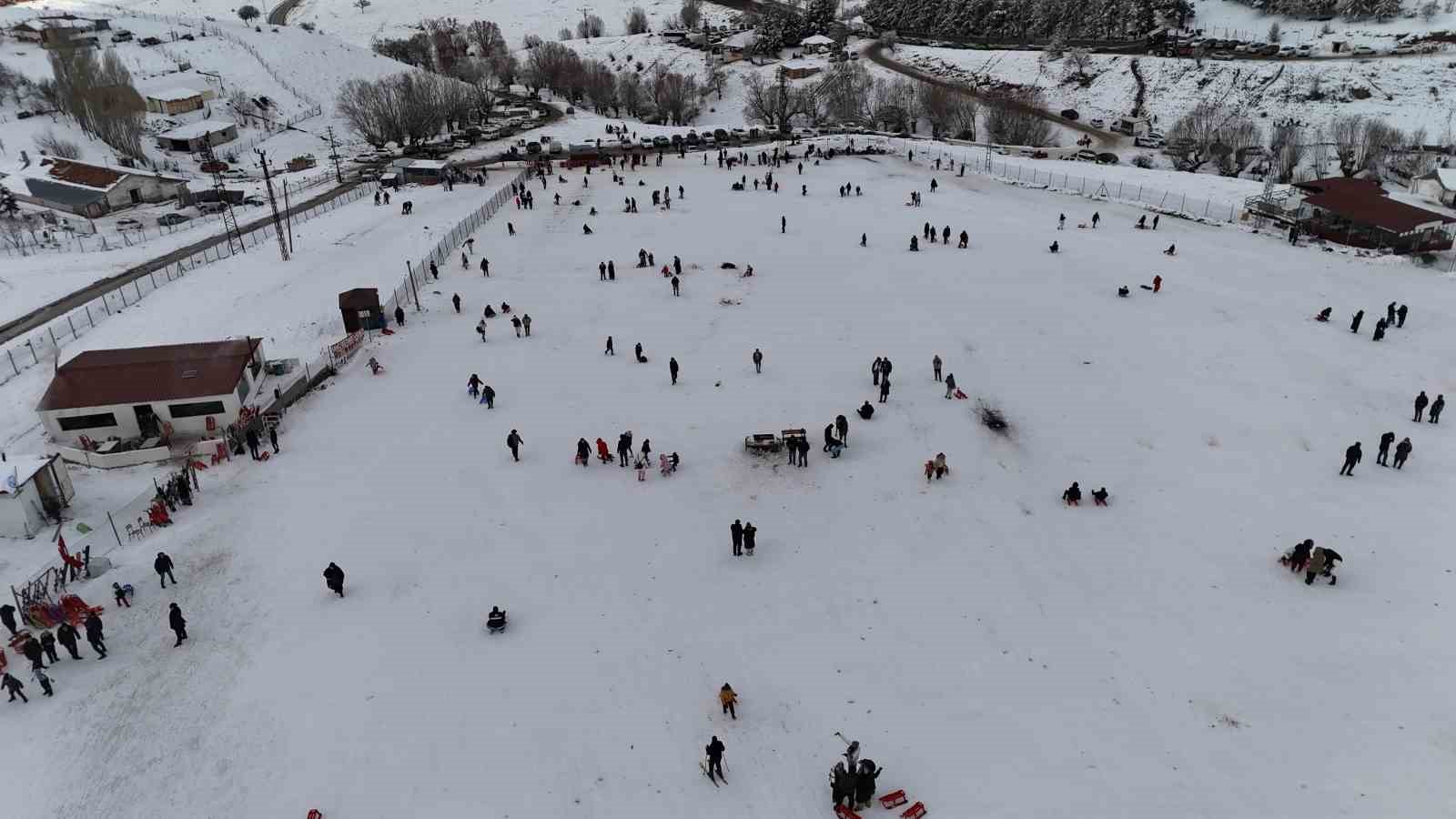 somestir tatilinde ailelerin adresi elmadag kayak merkezi oldu 6 gNyvB3Uj