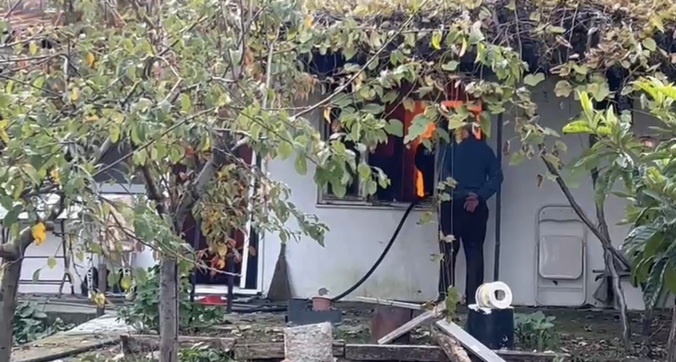 Şöminenin bacasından çıkan kıvılcım evi yaktı 7 sominenin bacasindan cikan kivilcim evi yakti 3 TDmqlzFX