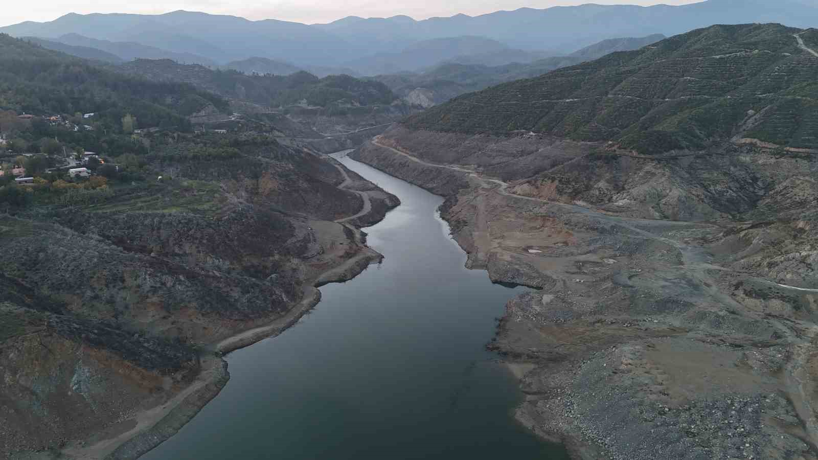 son 65 yilin en kurak yilini yasayan hatayda kentin icme suyunu karsilayan barajin su t4PUVZ62