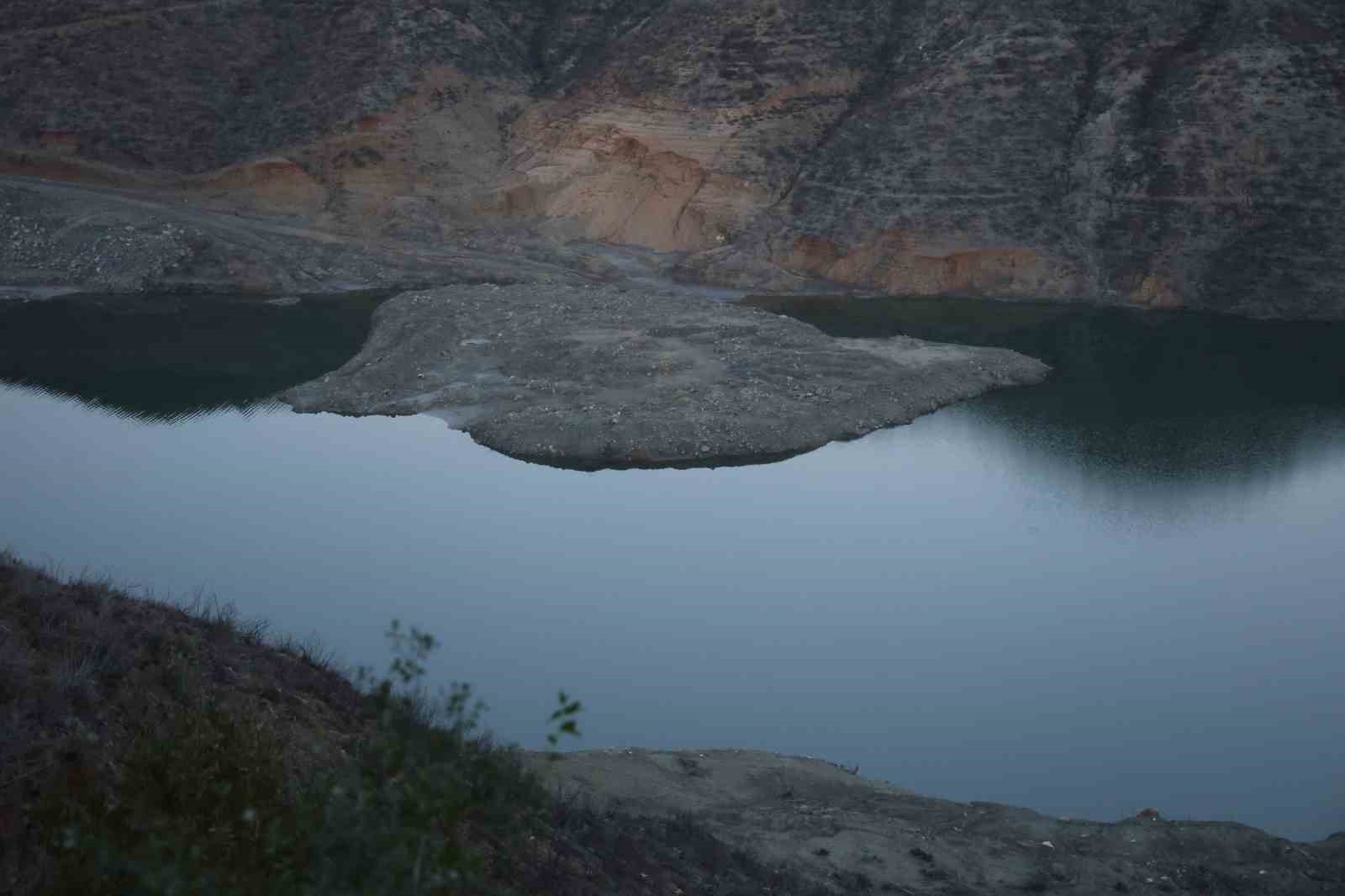 son 65 yilin en kurak yilini yasayan hatayda kentin icme suyunu karsilayan barajin su