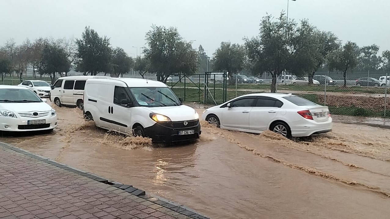 son anda fark ettigi dev dalgalarin arasinda kalmaktan merdivene tutunarak kurtuldu 0 9JKeMWjX