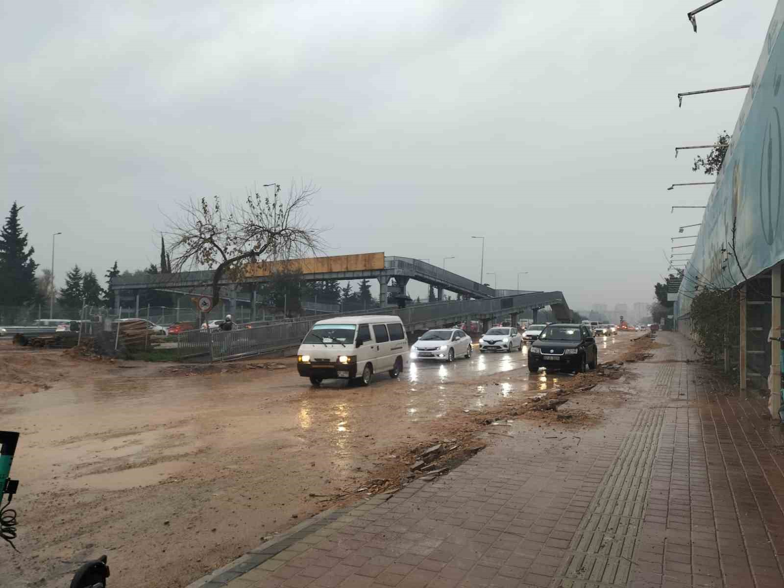 son anda fark ettigi dev dalgalarin arasinda kalmaktan merdivene tutunarak kurtuldu 1 3PzMry3F