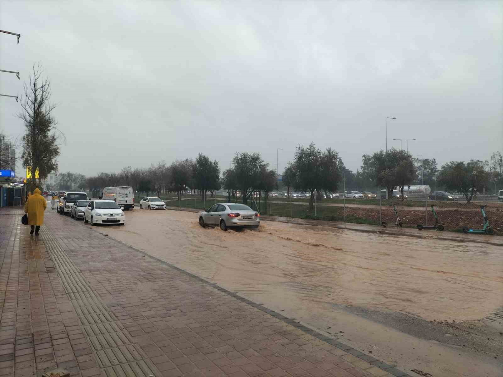 son anda fark ettigi dev dalgalarin arasinda kalmaktan merdivene tutunarak kurtuldu 2 9jf1IFSz