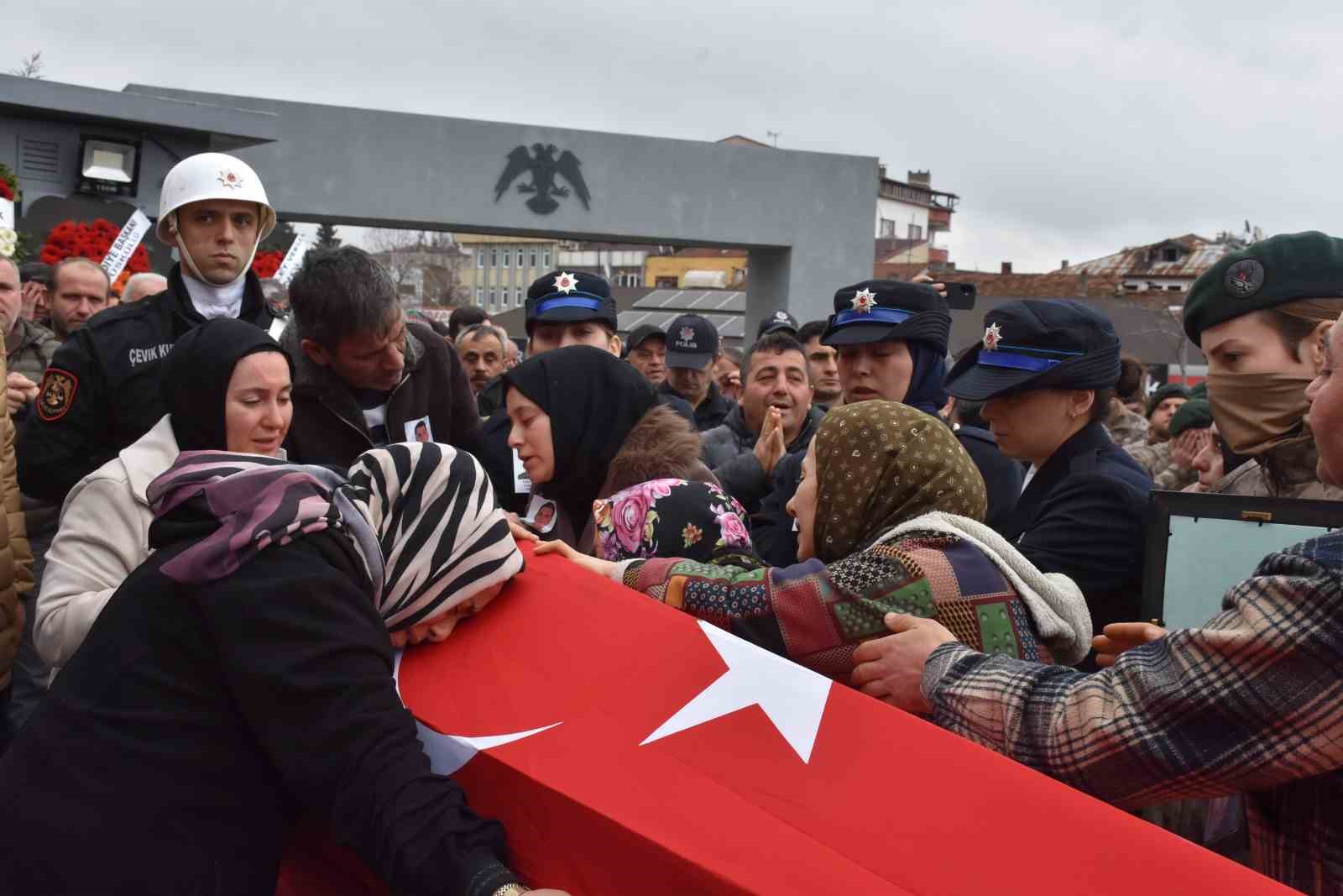 son veda yurek yakti kucuk kiz babasini tebessumle ugurladi 1 uVrbWGPq