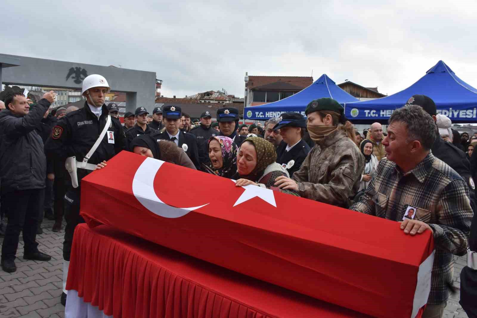 son veda yurek yakti kucuk kiz babasini tebessumle ugurladi 2 w9XJqHFW