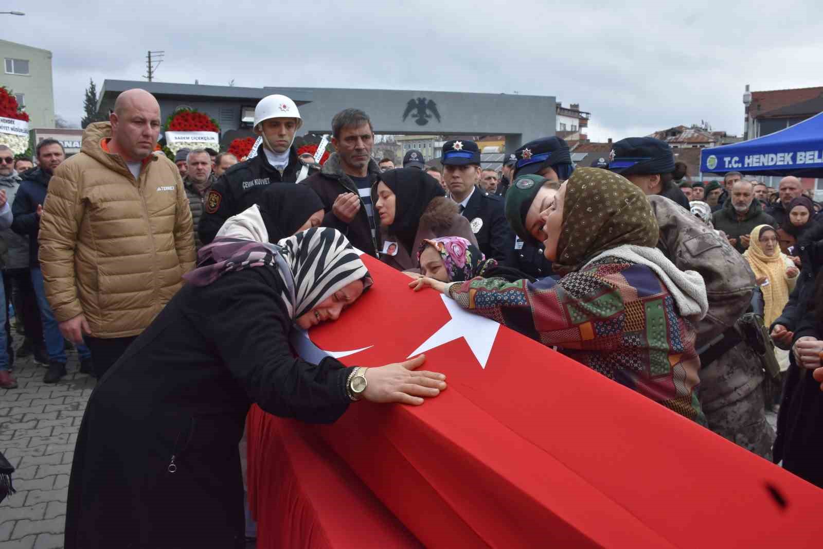 son veda yurek yakti kucuk kiz babasini tebessumle ugurladi 4 vH7HtEVr