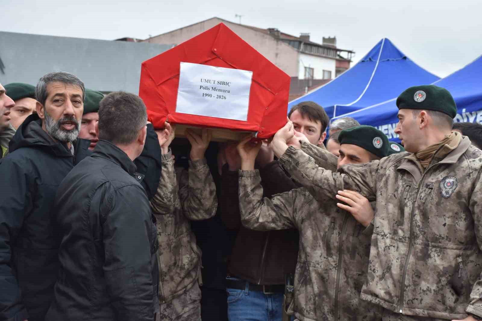 son veda yurek yakti kucuk kiz babasini tebessumle ugurladi 6 qXFMQdm1