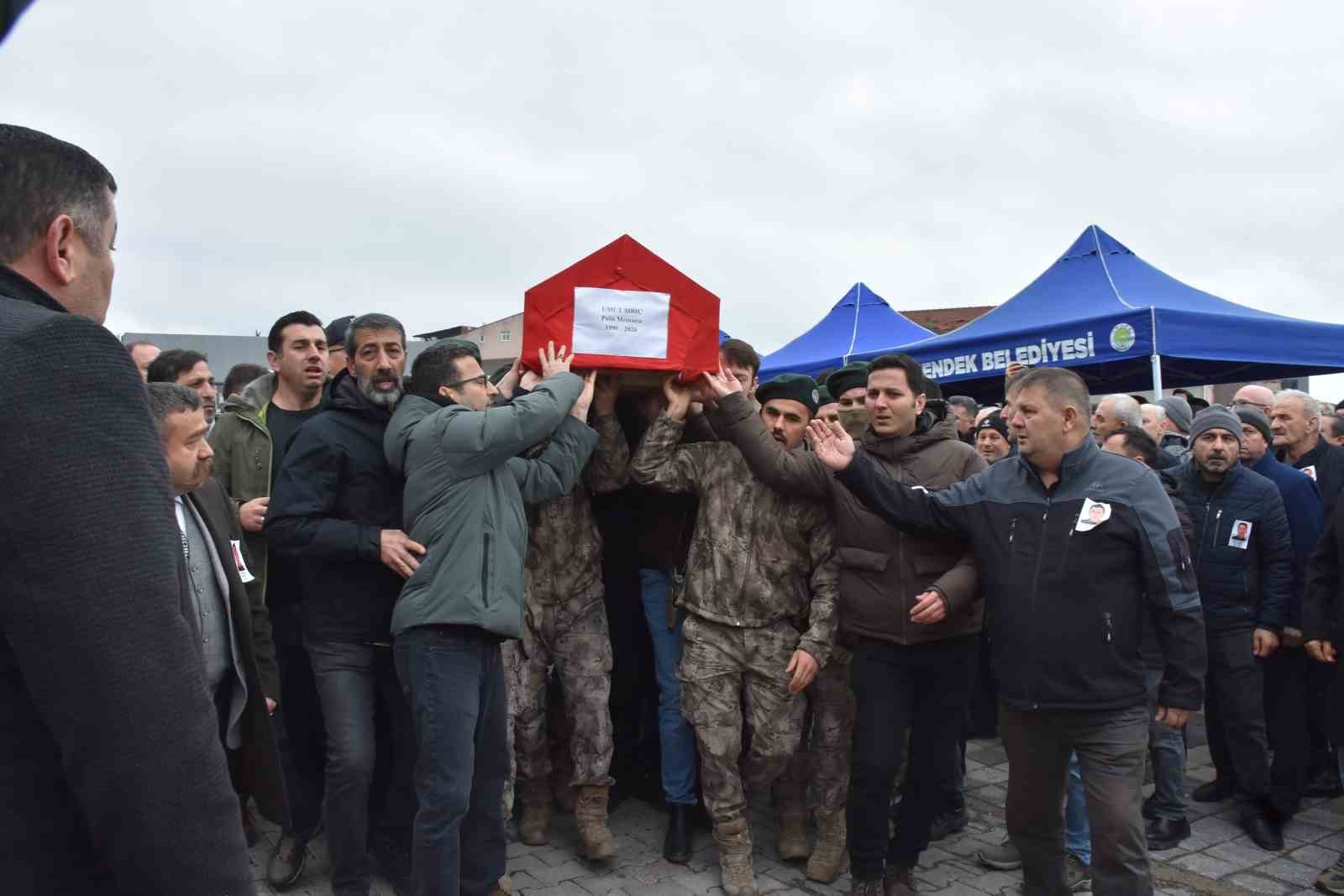 son veda yurek yakti kucuk kiz babasini tebessumle ugurladi 7