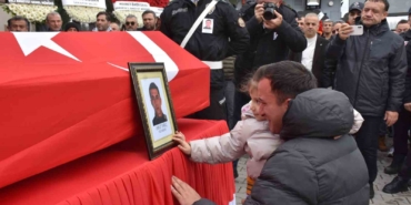 son-veda-yurek-yakti-kucuk-kiz-babasini-tebessumle-ugurladi-M6QLQnTF.jpg