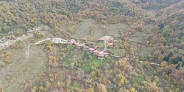 sonbahara-burunen-ormanlar-ve-cam-kokulu-evler-mest-ediyor-B9QBwx2U.jpg
